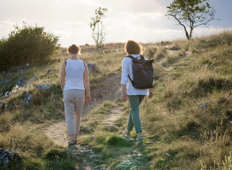Zwei Frauen beim Gespräch in der Natur