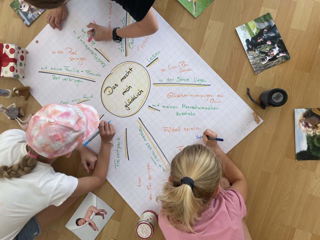 Kinder malen beim Glücksunterricht